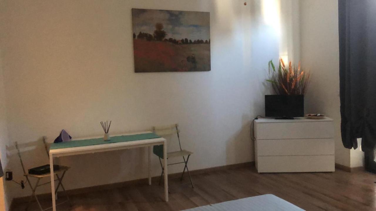 Ferienwohnung Monolocale Arredato Con Una Camera Parma Exterior foto