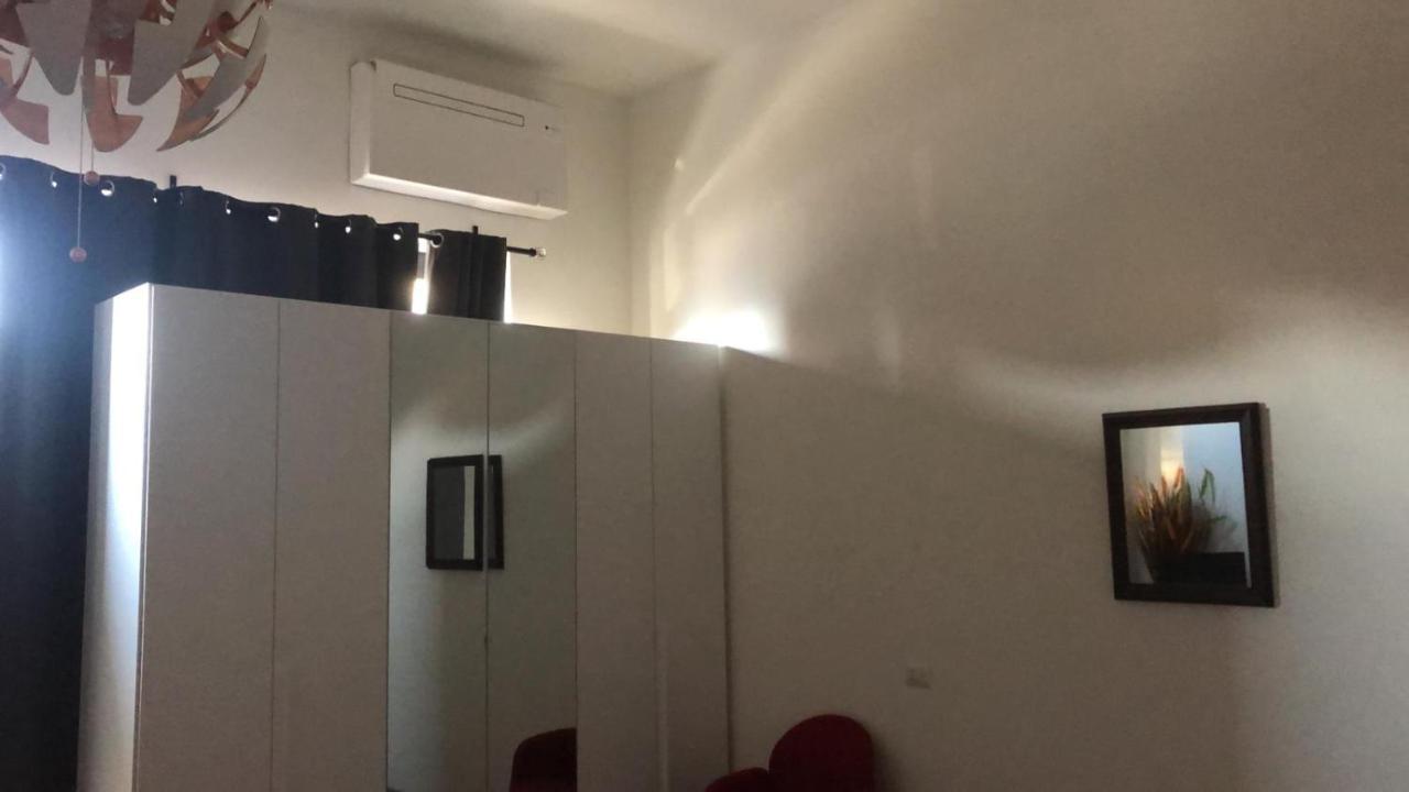 Ferienwohnung Monolocale Arredato Con Una Camera Parma Exterior foto
